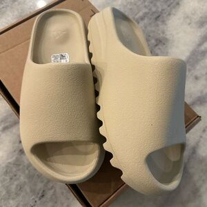 Yeezy Slides Bone size 7